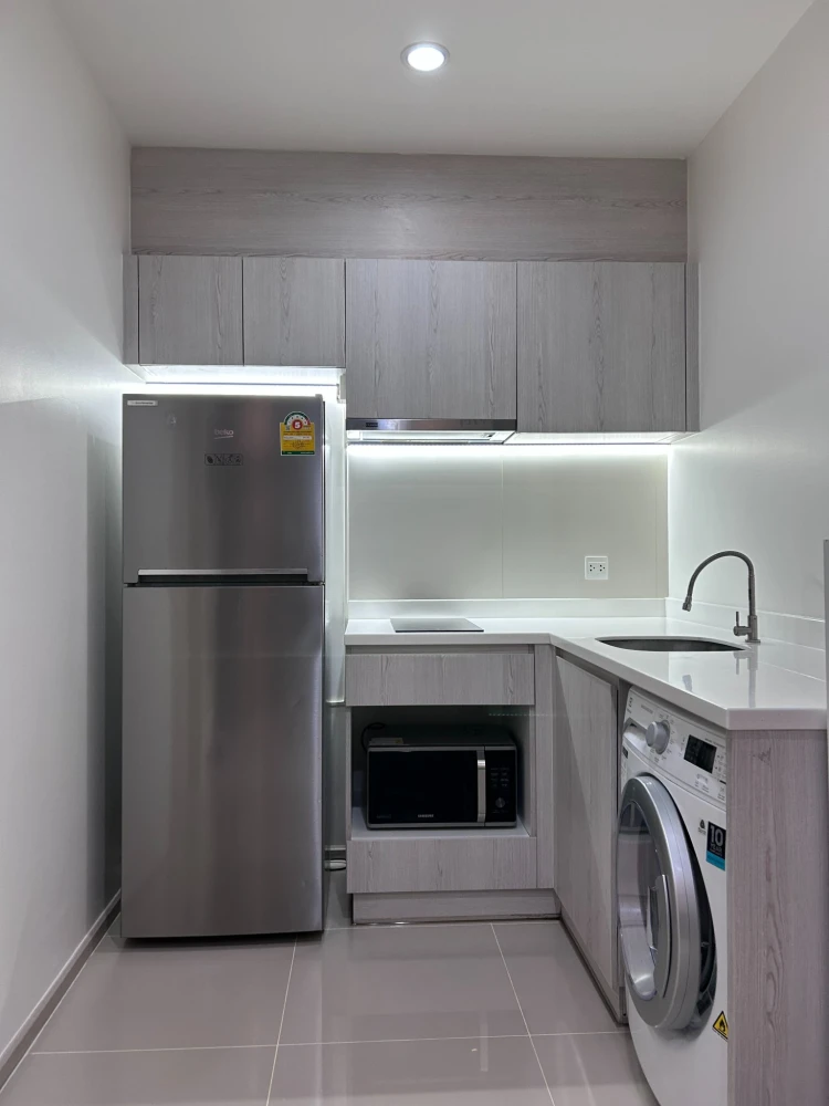 Life Asoke condo for rent. Ready to move in. Fully furnished + complete appliances. High floor. Book now!
