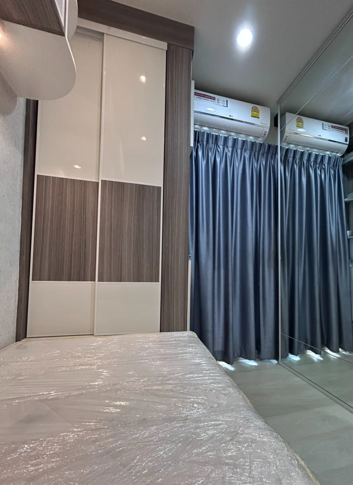 Life Asoke condo for rent. Ready to move in. Fully furnished + complete appliances. High floor. Book now!