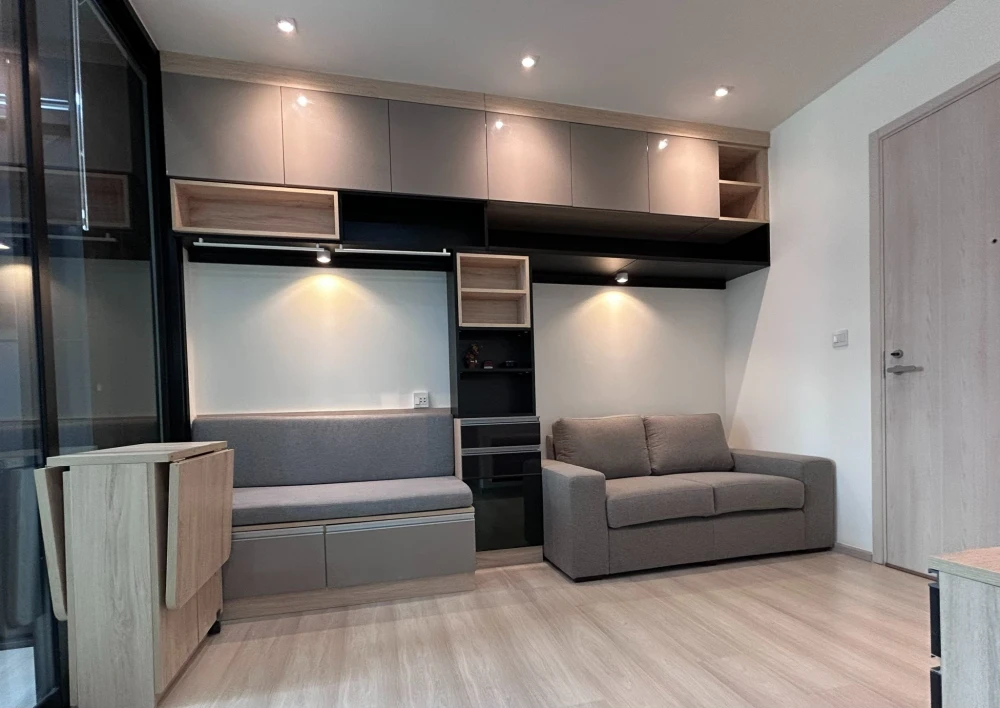 Life Asoke condo for rent. Ready to move in. Fully furnished + complete appliances. High floor. Book now!