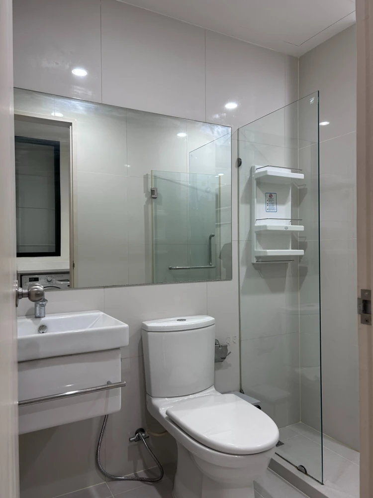 Life Asoke condo for rent. Ready to move in. Fully furnished + complete appliances. High floor. Book now!