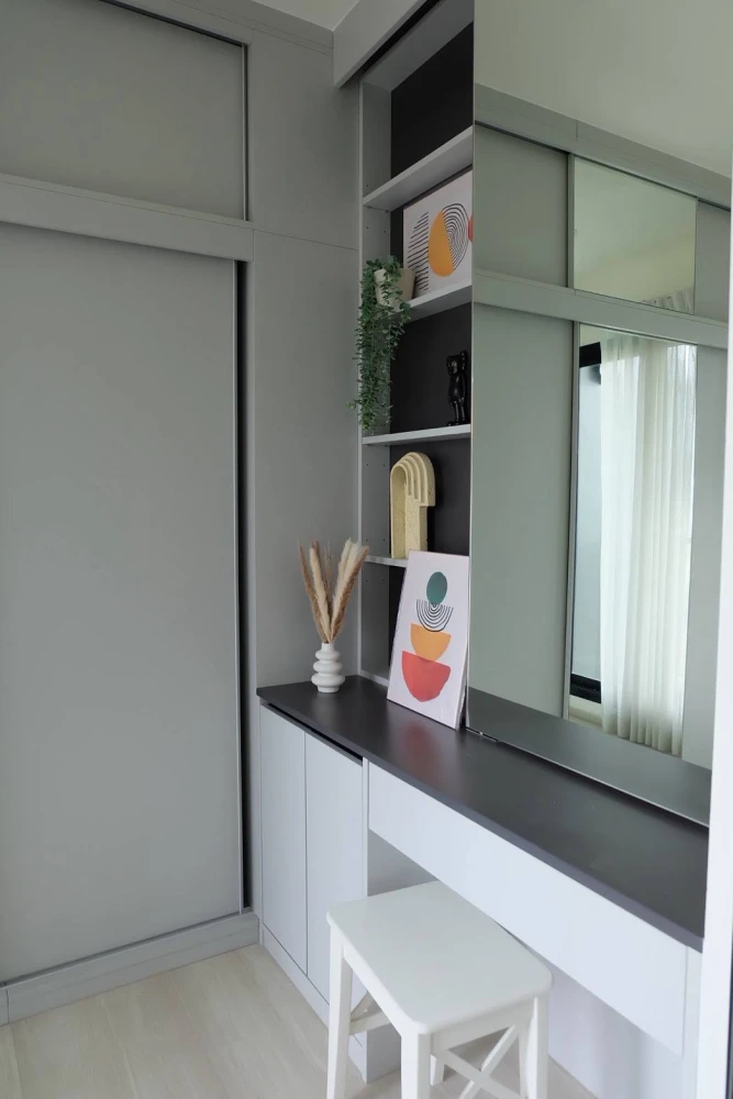 For rent: Life Asoke, ready to move in, furnished, just bring your bags.
