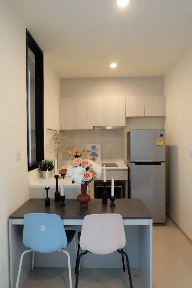 For rent: Life Asoke, ready to move in, furnished, just bring your bags.