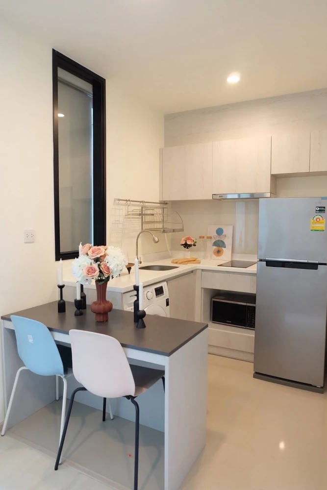 For rent: Life Asoke, ready to move in, furnished, just bring your bags.
