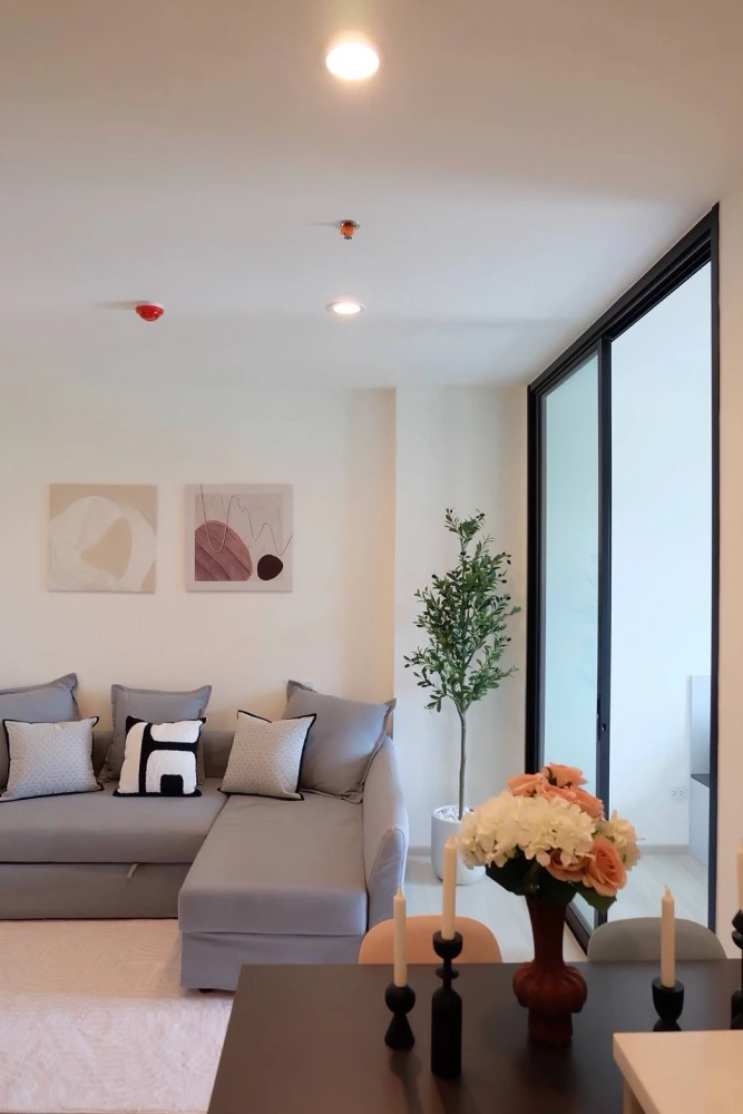 For rent: Life Asoke, ready to move in, furnished, just bring your bags.
