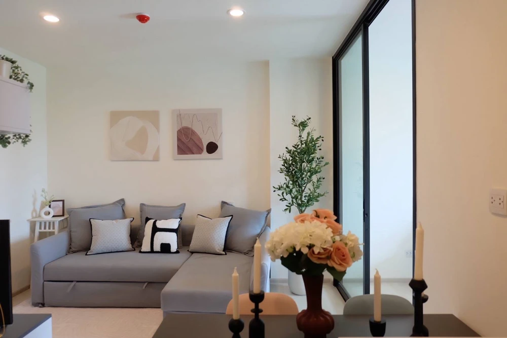 For rent: Life Asoke, ready to move in, furnished, just bring your bags.