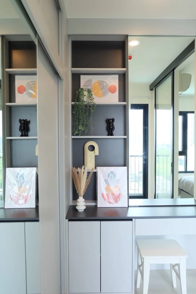 For rent: Life Asoke, ready to move in, furnished, just bring your bags.