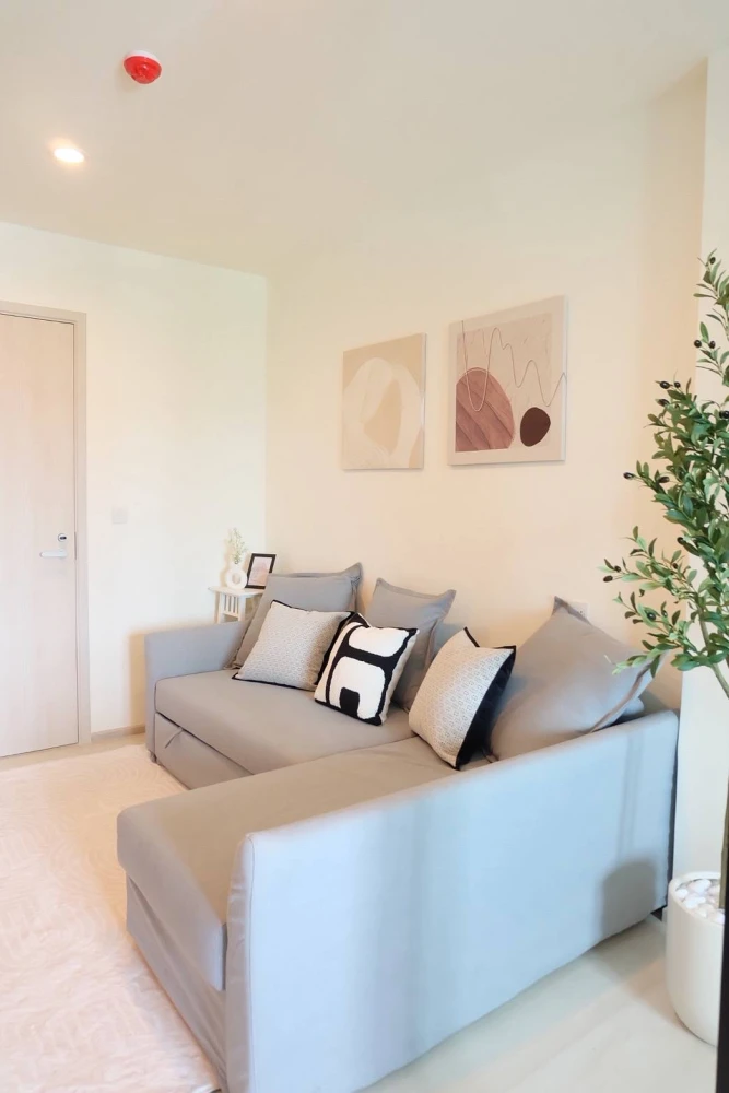 For rent: Life Asoke, ready to move in, furnished, just bring your bags.