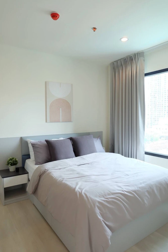 For rent: Life Asoke, ready to move in, furnished, just bring your bags.