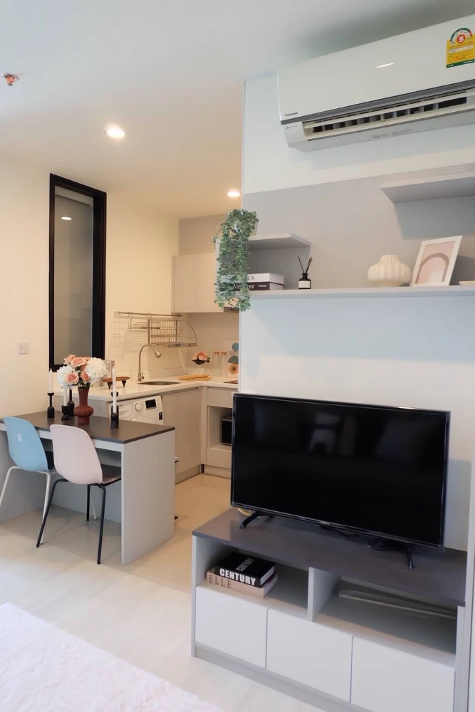 For rent: Life Asoke, ready to move in, furnished, just bring your bags.