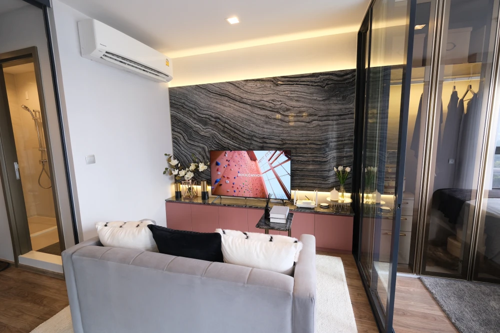 For rent: Life Ladprao Valley, 21st floor, city view + Chatuchak Park, built-in furniture in the whole room, with premium quality items, must book.