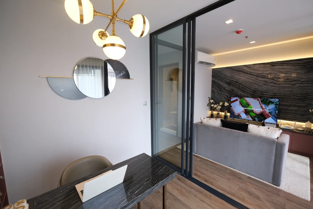 For rent: Life Ladprao Valley, 21st floor, city view + Chatuchak Park, built-in furniture in the whole room, with premium quality items, must book.