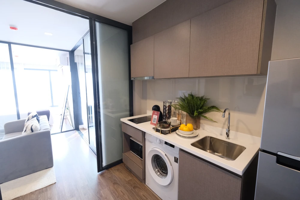 For rent: Life Ladprao Valley, 21st floor, city view + Chatuchak Park, built-in furniture in the whole room, with premium quality items, must book.