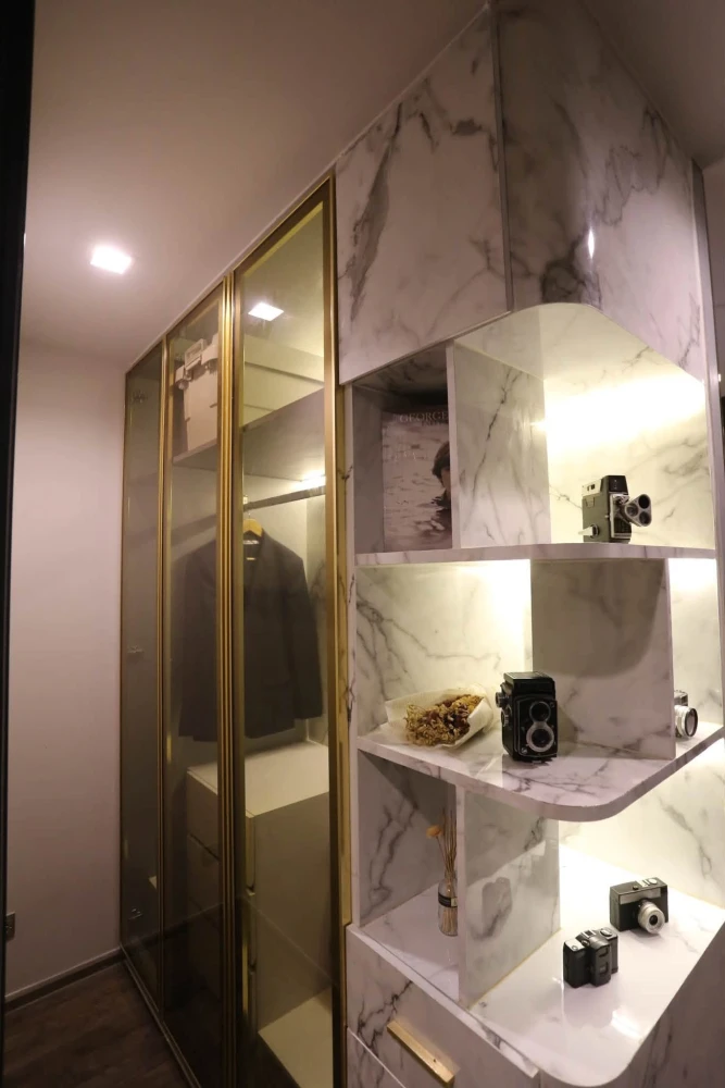 For rent: Life Ladprao Valley, 32nd floor, stunning unobstructed city view. Features include a large 58-inch wall-mounted TV and a built-in mini-walk-