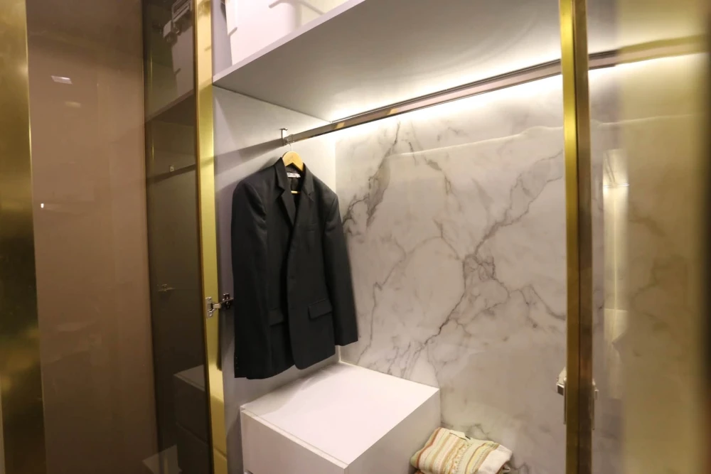 For rent: Life Ladprao Valley, 32nd floor, stunning unobstructed city view. Features include a large 58-inch wall-mounted TV and a built-in mini-walk-