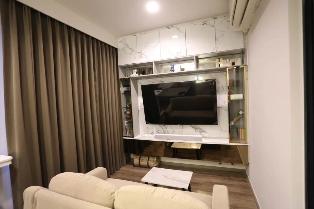 For rent: Life Ladprao Valley, 32nd floor, stunning unobstructed city view. Features include a large 58-inch wall-mounted TV and a built-in mini-walk-