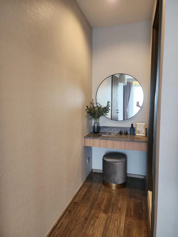 For rent: Life Ladprao Valley, very high floor, 2 bedrooms, 2 bathrooms, great city view, very beautiful built-in room, fully furnished, just bring yo