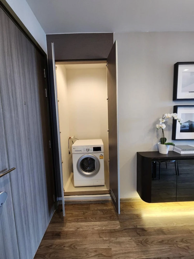 For rent: Life Ladprao Valley, very high floor, 2 bedrooms, 2 bathrooms, great city view, very beautiful built-in room, fully furnished, just bring yo