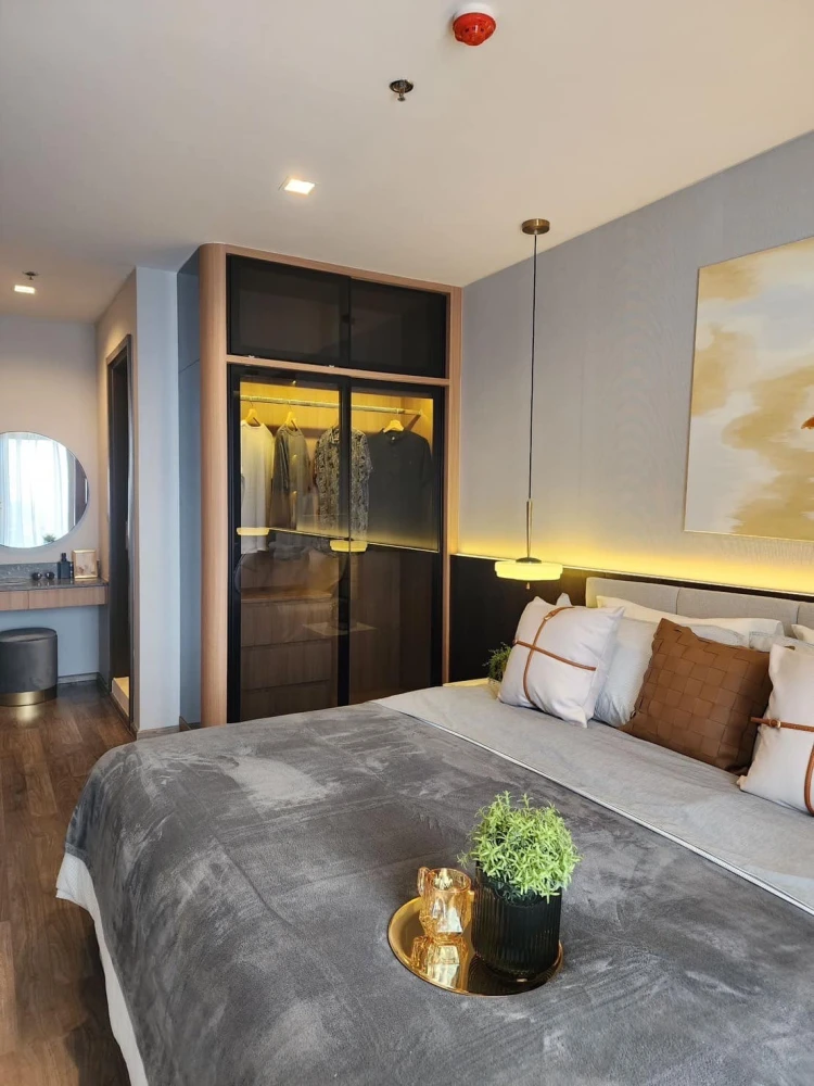 For rent: Life Ladprao Valley, very high floor, 2 bedrooms, 2 bathrooms, great city view, very beautiful built-in room, fully furnished, just bring yo