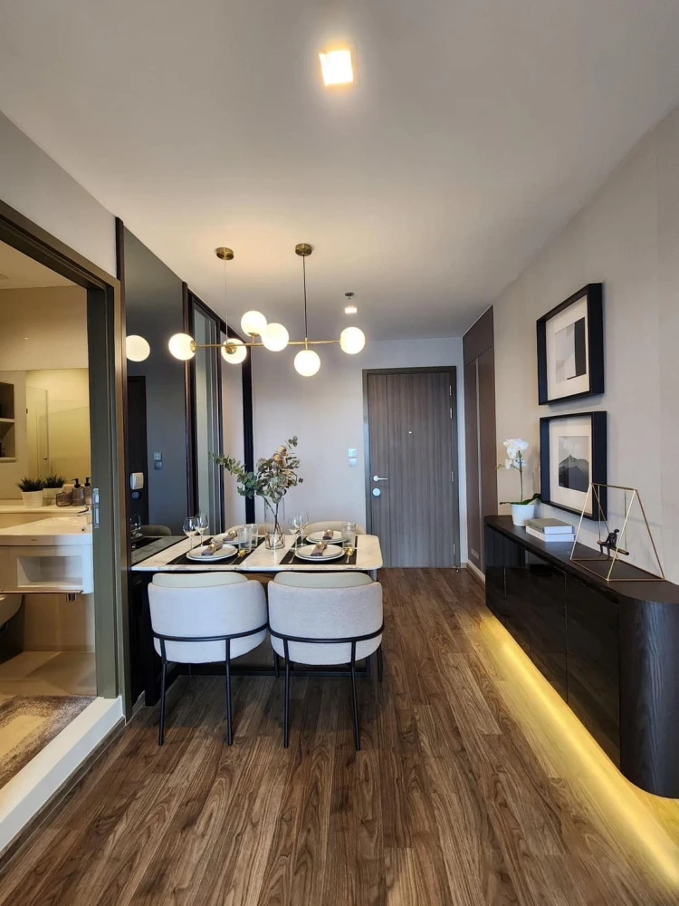 For rent: Life Ladprao Valley, very high floor, 2 bedrooms, 2 bathrooms, great city view, very beautiful built-in room, fully furnished, just bring yo