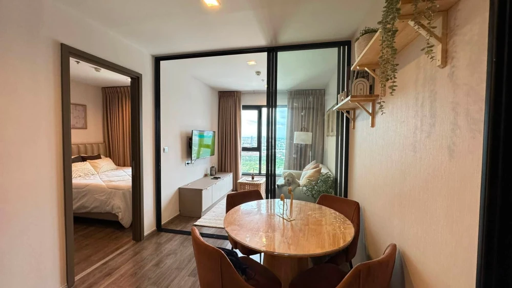 For rent: Life Ladprao Valley, spacious and comfortable room on a very high floor with amazing city views and great breeze. Book now!