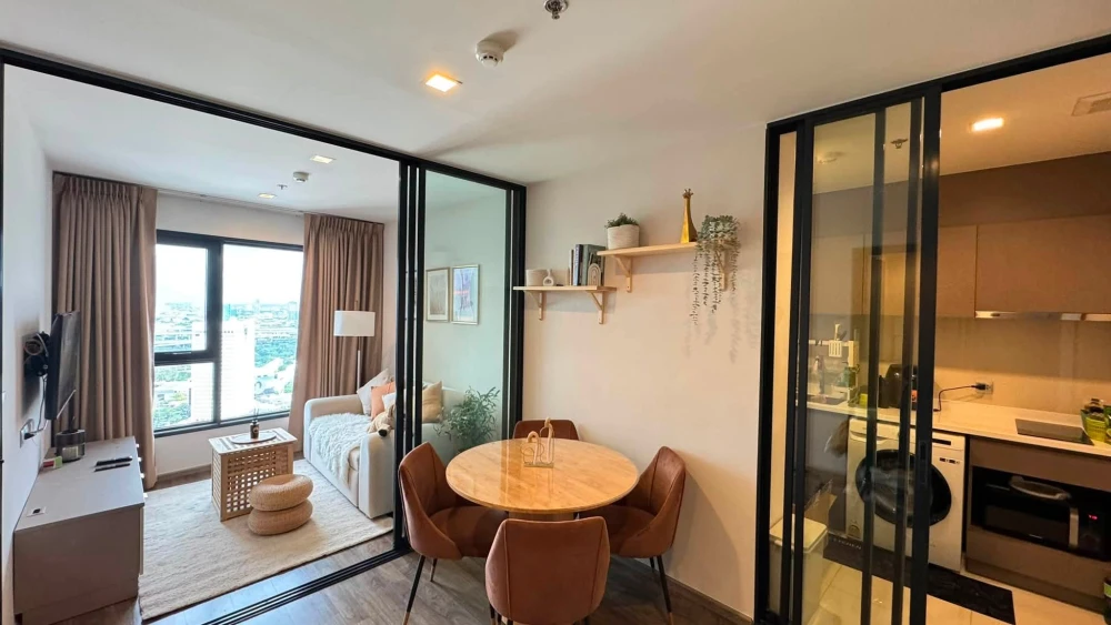For rent: Life Ladprao Valley, spacious and comfortable room on a very high floor with amazing city views and great breeze. Book now!