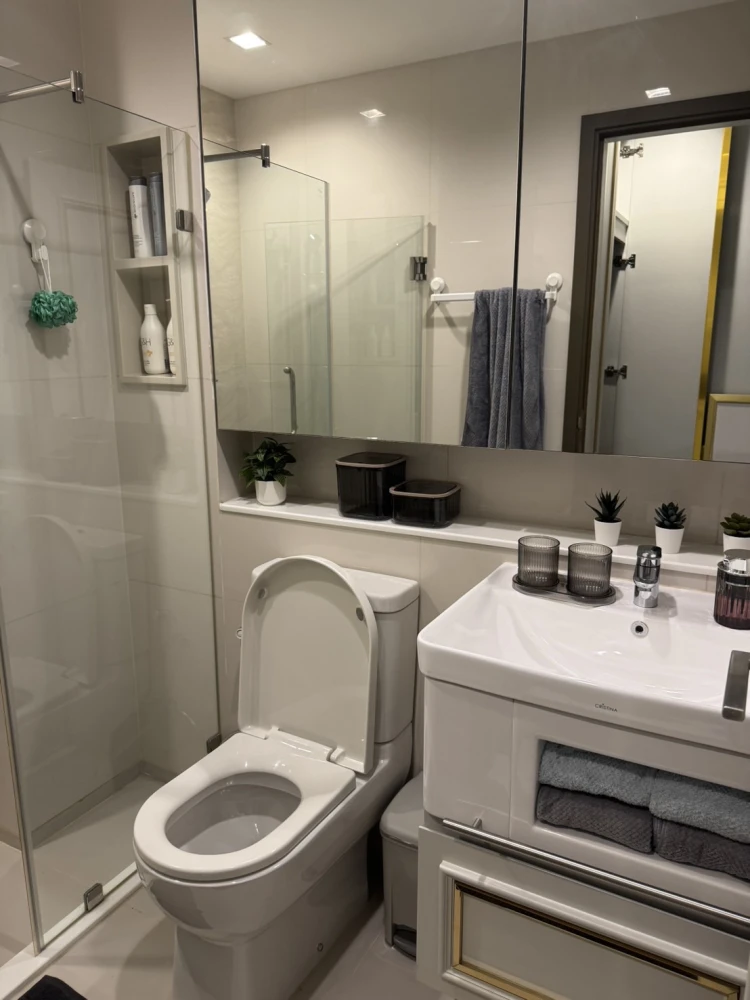 For rent: Life Ladprao Valley, high floor unit with 700-rai Chatuchak Park view. Fully furnished with built-in features. Don't miss out!