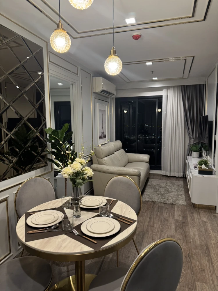 For rent: Life Ladprao Valley, high floor unit with 700-rai Chatuchak Park view. Fully furnished with built-in features. Don't miss out!