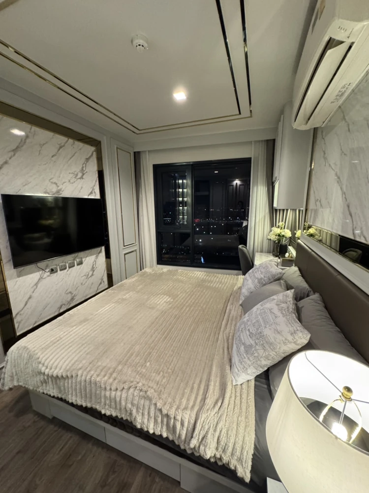 For rent: Life Ladprao Valley, high floor unit with 700-rai Chatuchak Park view. Fully furnished with built-in features. Don't miss out!