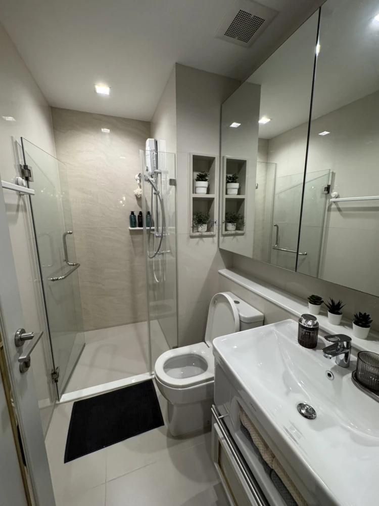 For rent: Life Ladprao Valley, high floor unit with 700-rai Chatuchak Park view. Fully furnished with built-in features. Don't miss out!