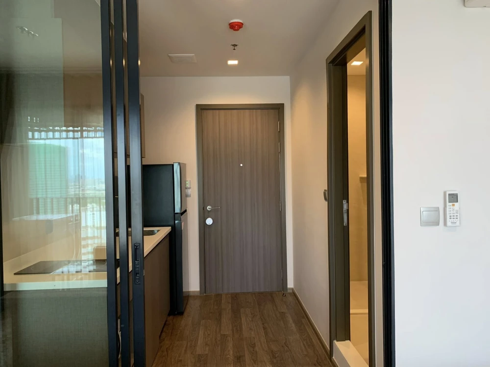 For rent: Life Ladprao Valley, very high floor room (30th floor), fully furnished, book now, don't wait.