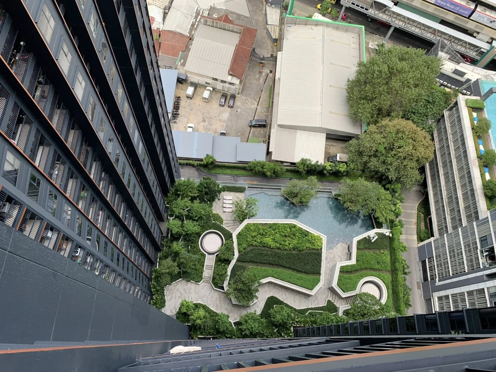 For rent: Life Ladprao Valley, very high floor room (30th floor), fully furnished, book now, don't wait.