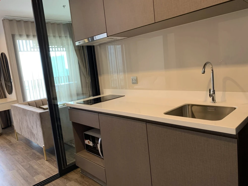 For rent: Life Ladprao Valley, very high floor room (30th floor), fully furnished, book now, don't wait.