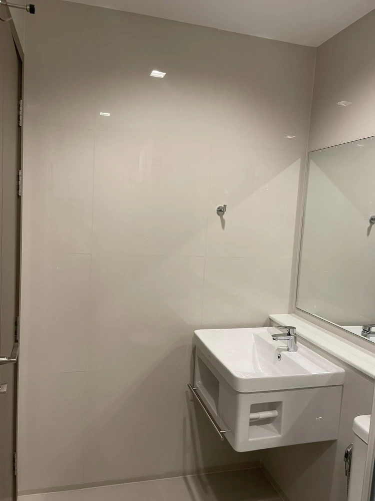 For rent: Life Ladprao Valley, a lovely room with complete furniture and appliances. Just bring your bags and move in!