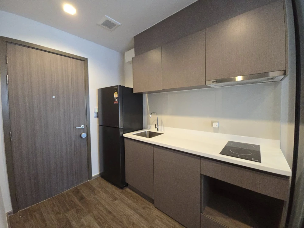 For rent: Life Ladprao Valley, a nice room with a beautiful city view from a high floor. Comes with complete furniture. Don't miss it.