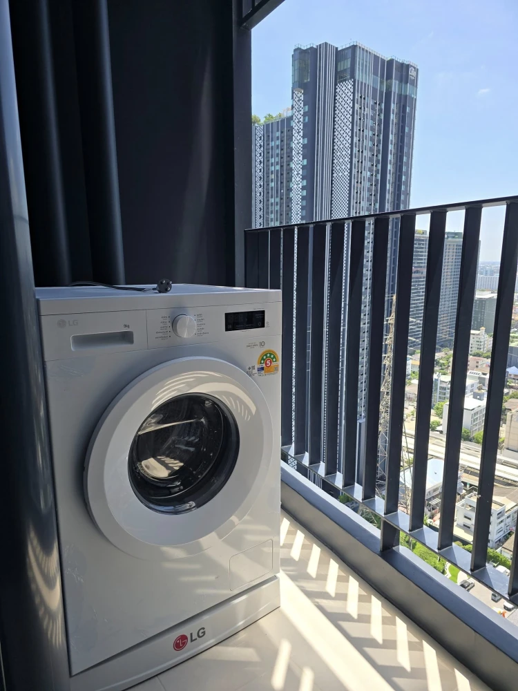 For rent: Life Ladprao Valley, a nice room with a beautiful city view from a high floor. Comes with complete furniture. Don't miss it.