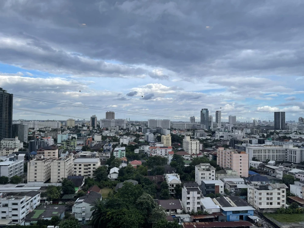 For rent: Life Ladprao Valley, corner room, very private, beautiful room decorated in modern + Muji style, built-in cabinets throughout the room, plen
