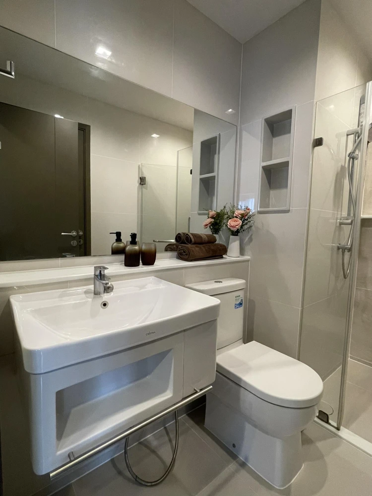 For rent: Life Ladprao Valley, corner room, very private, beautiful room decorated in modern + Muji style, built-in cabinets throughout the room, plen