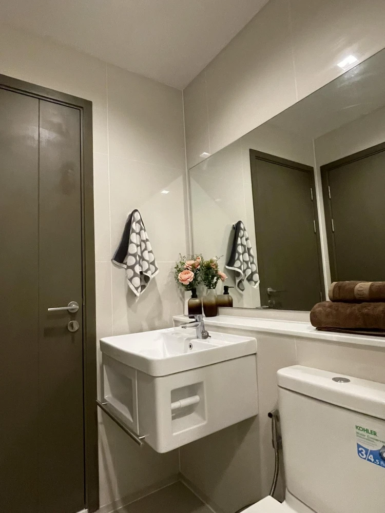 For rent: Life Ladprao Valley, corner room, very private, beautiful room decorated in modern + Muji style, built-in cabinets throughout the room, plen