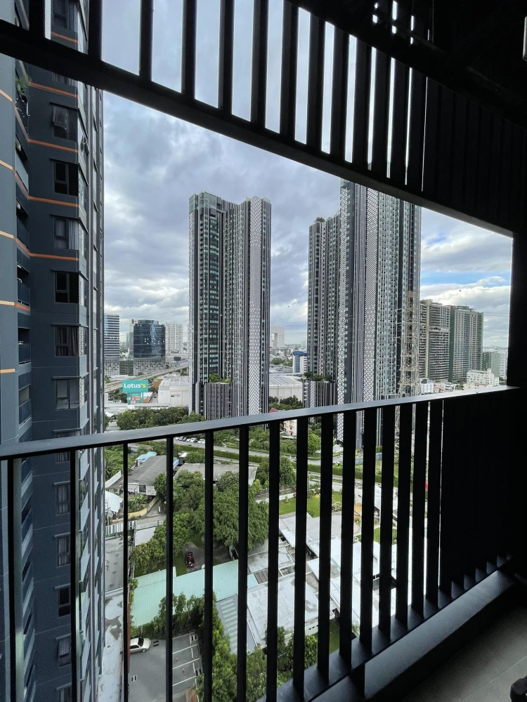 For rent: Life Ladprao Valley, corner room, very private, beautiful room decorated in modern + Muji style, built-in cabinets throughout the room, plen