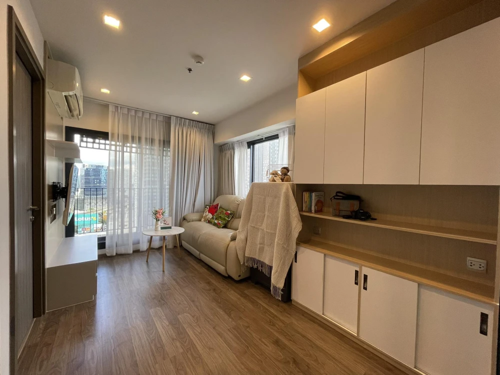 For rent: Life Ladprao Valley, corner room, very private, beautiful room decorated in modern + Muji style, built-in cabinets throughout the room, plen