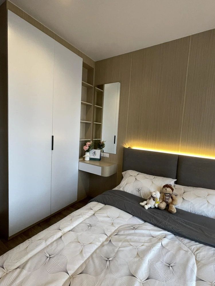 For rent: Life Ladprao Valley, corner room, very private, beautiful room decorated in modern + Muji style, built-in cabinets throughout the room, plen