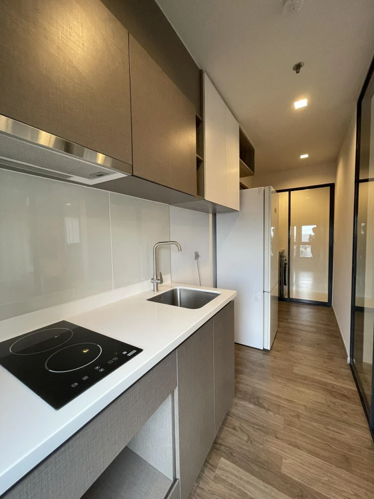 For rent: Life Ladprao Valley, corner room, very private, beautiful room decorated in modern + Muji style, built-in cabinets throughout the room, plen