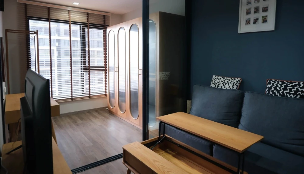 For rent: Life Ladprao Valley, corner unit, quiet, fully furnished, ready to move in.