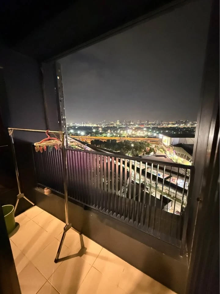 For rent: Life Ladprao Valley, a beautifully decorated room with stunning built-in walls and complete amenities. Reserve now!