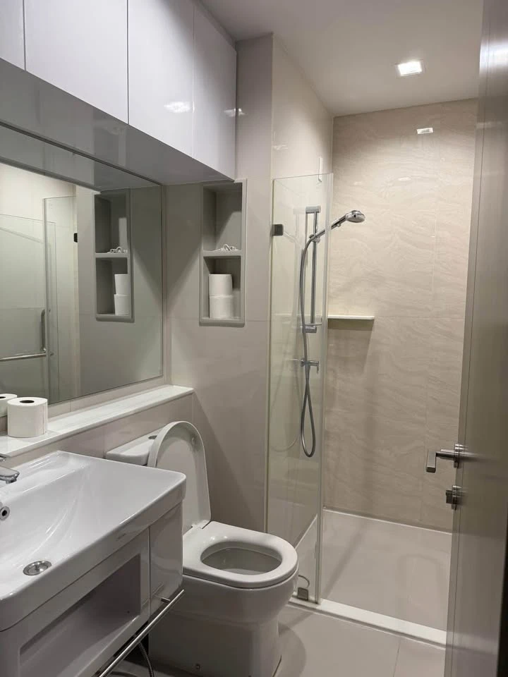 For rent: Life Ladprao Valley, a beautifully decorated room with stunning built-in walls and complete amenities. Reserve now!