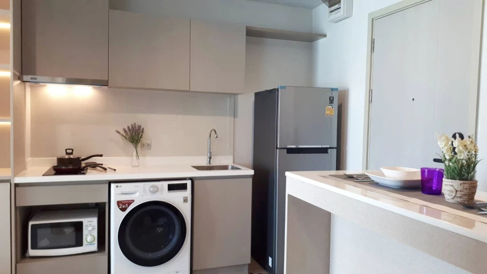 For rent: Life Ladprao, high-rise condo, beautifully decorated, with built-in furniture, ready to move in, hurry and book now!