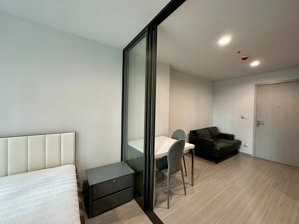For rent: Life Ladprao condo, 11th floor, 35 sq.m., fully furnished. Just bring your belongings and move in.