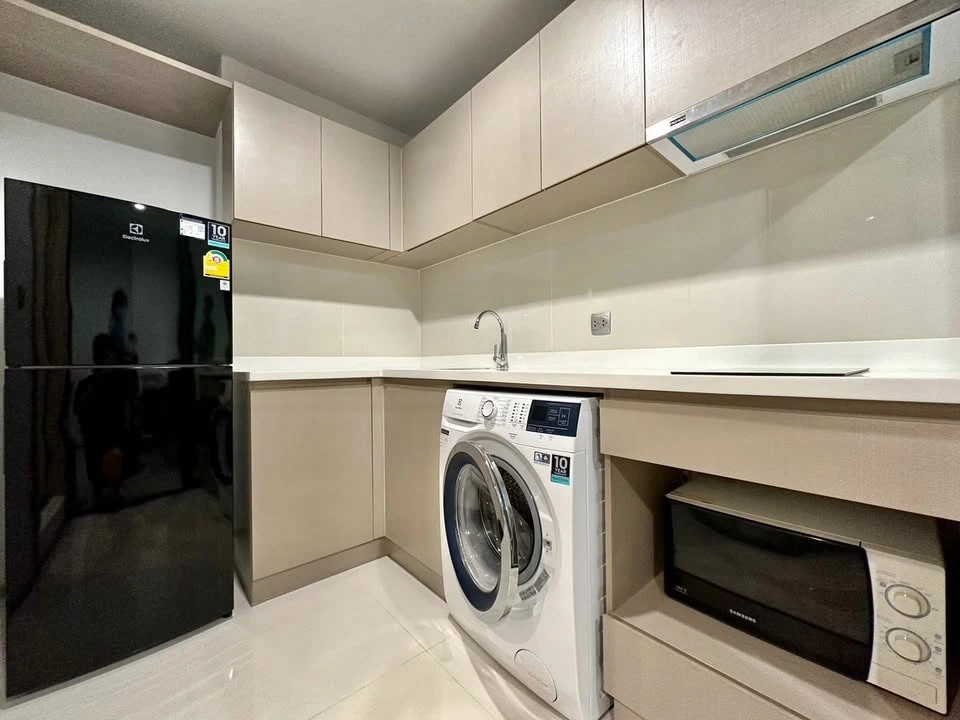 For rent: Life Ladprao condo, 11th floor, 35 sq.m., fully furnished. Just bring your belongings and move in.