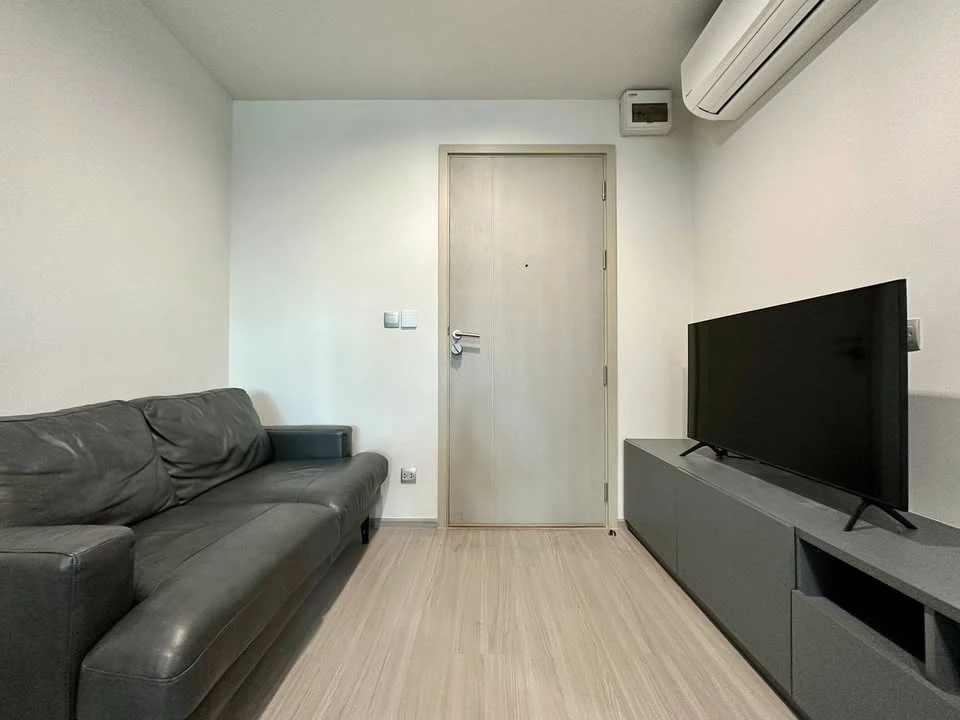For rent: Life Ladprao condo, 11th floor, 35 sq.m., fully furnished. Just bring your belongings and move in.