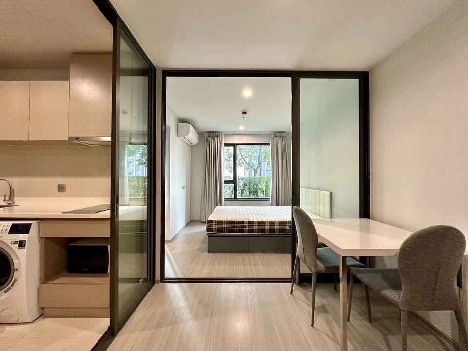 For rent: Life Ladprao condo, 11th floor, 35 sq.m., fully furnished. Just bring your belongings and move in.